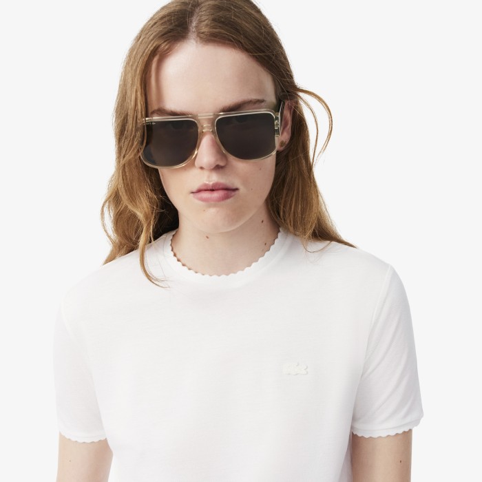 женская футболка пике  от бренда lacoste вид слева