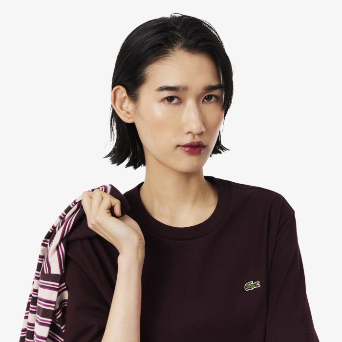 женская футболка  от бренда lacoste вид слева