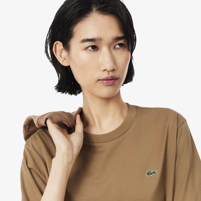 женская футболка  от бренда lacoste вид слева