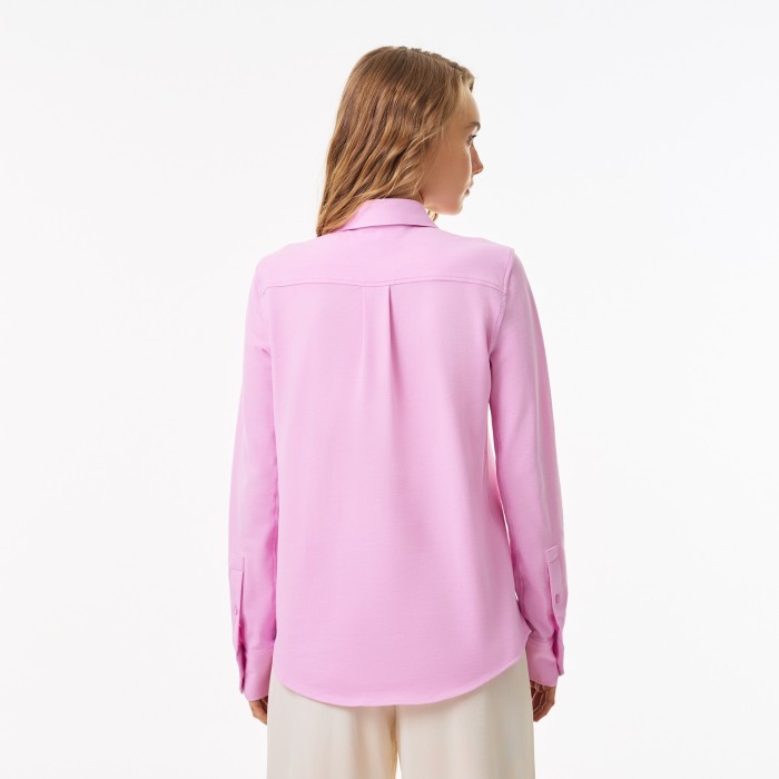 женская хлопковая рубашка  с нашивкой-логотипом от бренда lacoste вид слева