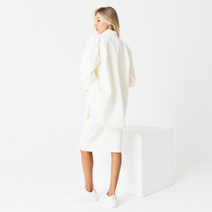 женская легкая куртка  от бренда lacoste вид слева