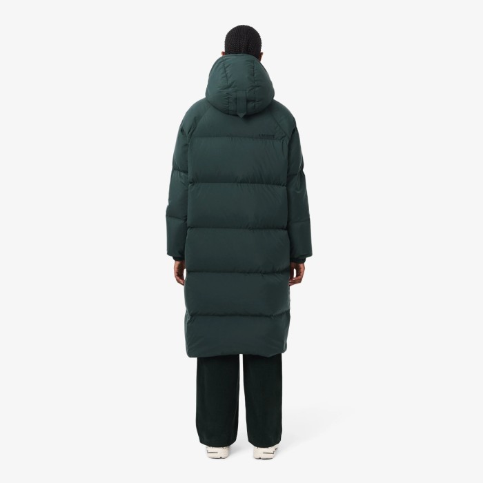 женская парка  с капюшоном от бренда lacoste вид слева