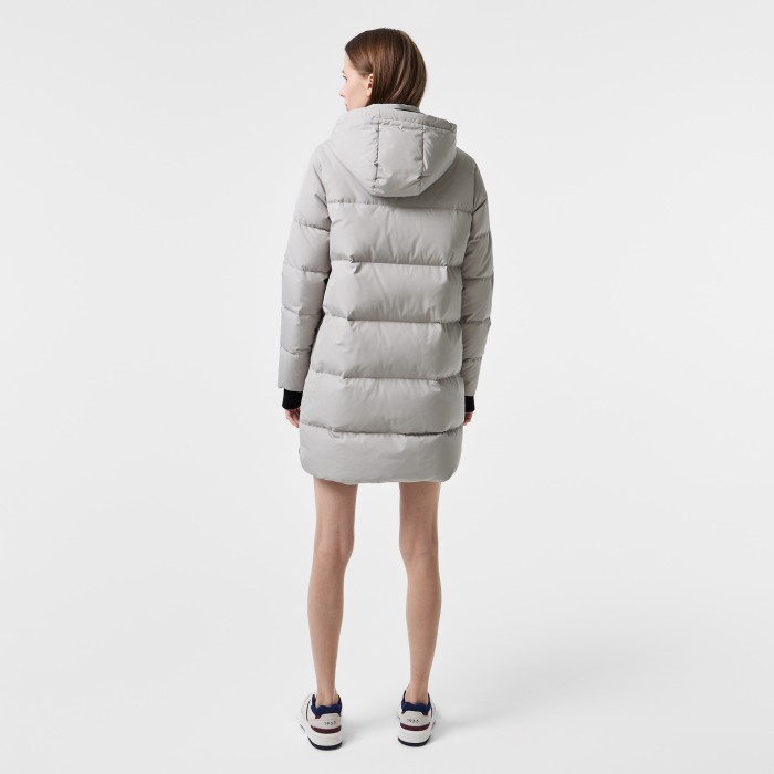 женская утепленная куртка  с капюшоном от бренда lacoste вид слева