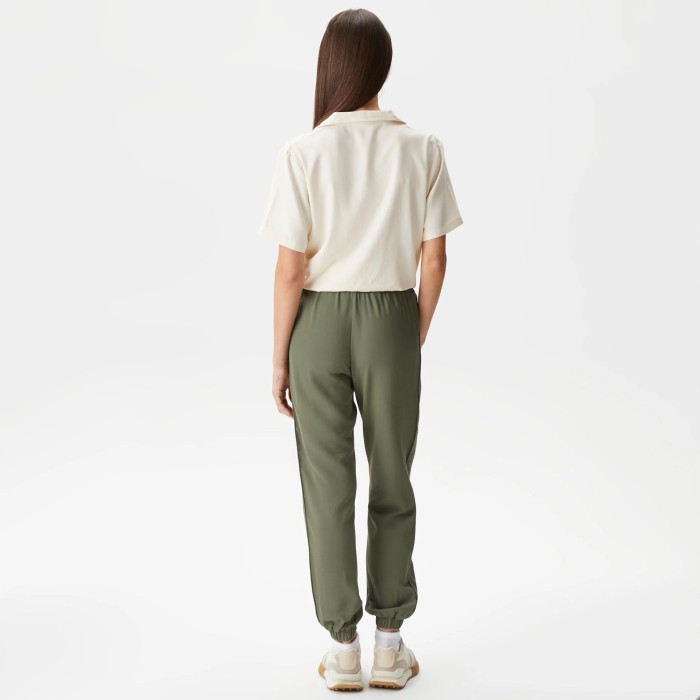 женские брюки-джоггеры  на эластичном поясе от бренда lacoste вид слева