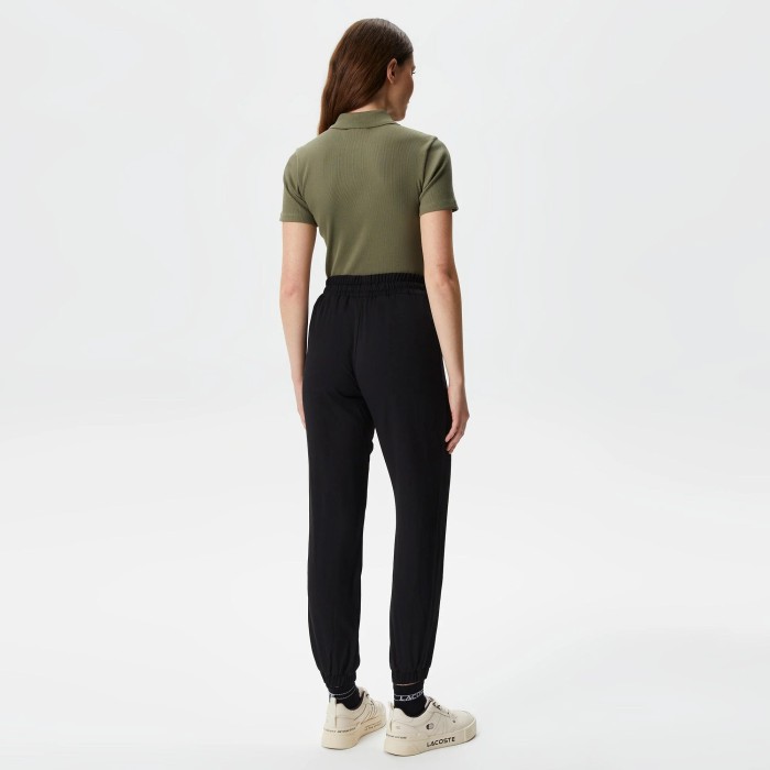 женские брюки-джоггеры  на эластичном поясе от бренда lacoste вид слева
