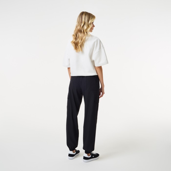 женские брюки-джоггеры с логотипом от бренда lacoste вид слева