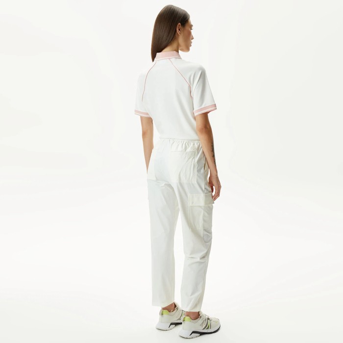 женские брюки-джоггеры с логотипом от бренда lacoste вид слева