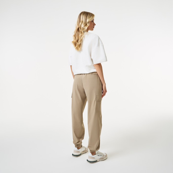 женские брюки-джоггеры с логотипом от бренда lacoste вид слева