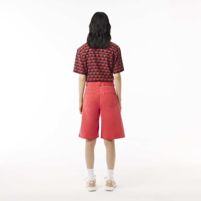 женские длинные шорты  от бренда lacoste вид слева