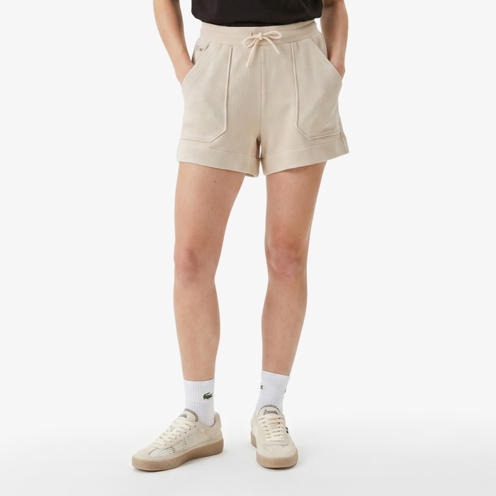 женские хлопковые шорты  от бренда lacoste вид слева