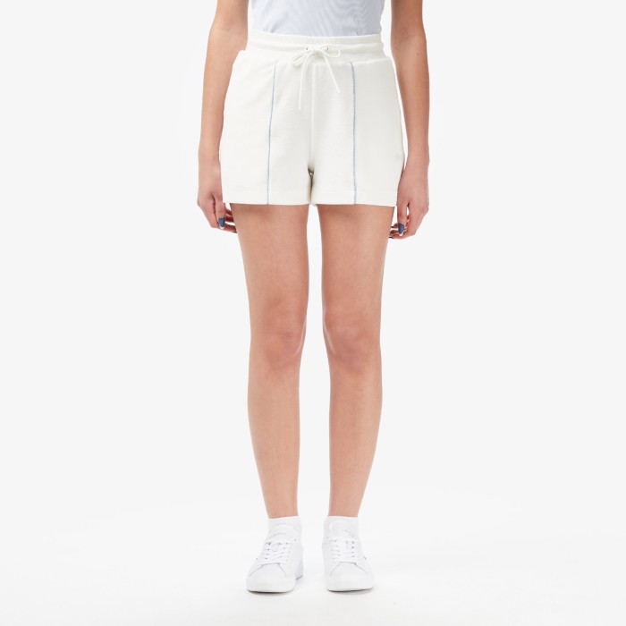 женские хлопковые шорты  от бренда lacoste вид слева