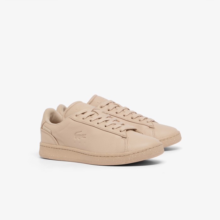 женские кеды  carnaby shield из кожи от бренда lacoste вид слева