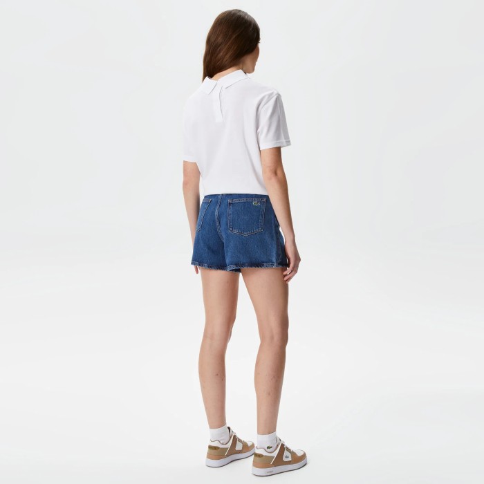 женские короткие джинсовые шорты  на пуговице от бренда lacoste вид слева