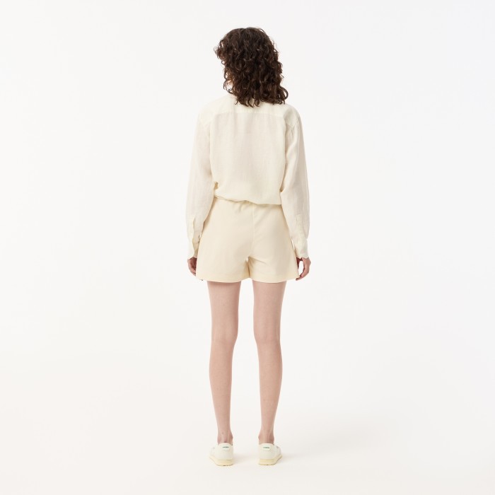 женские короткие однотонные шорты  от бренда lacoste вид слева