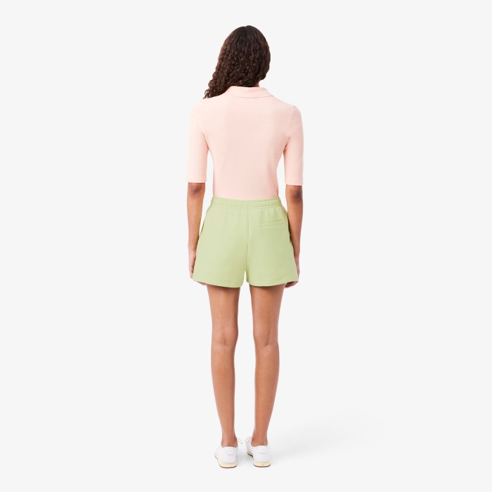 женские короткие шорты  от бренда lacoste вид слева