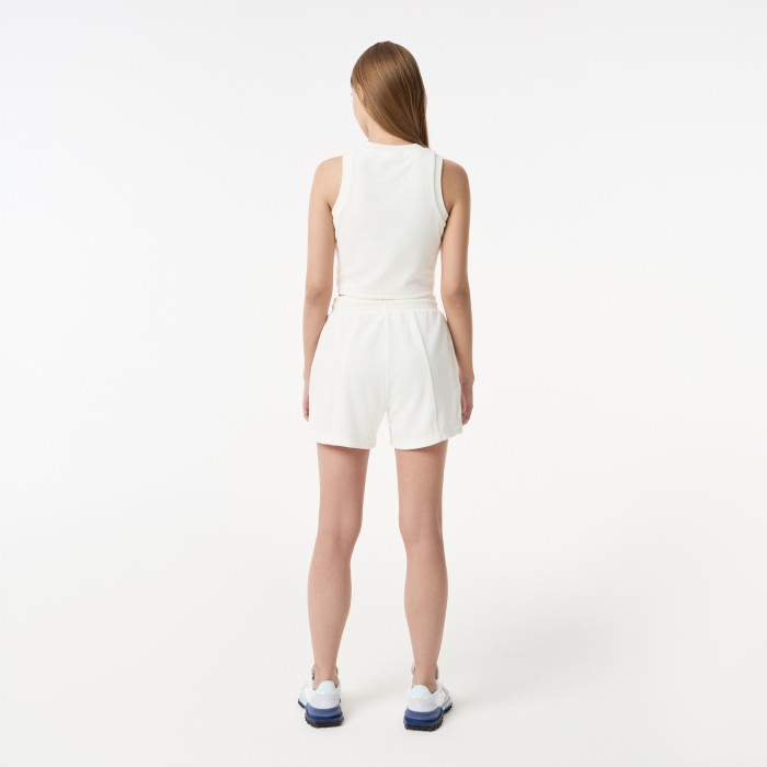 женские короткие спортивные шорты  от бренда lacoste вид слева