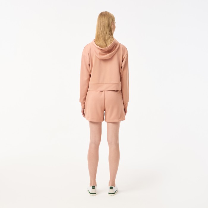 женские спортивные шорты  с карманами от бренда lacoste вид слева