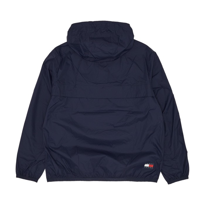 анорак chicago packable windbreaker от бренда tommy jeans вид слева