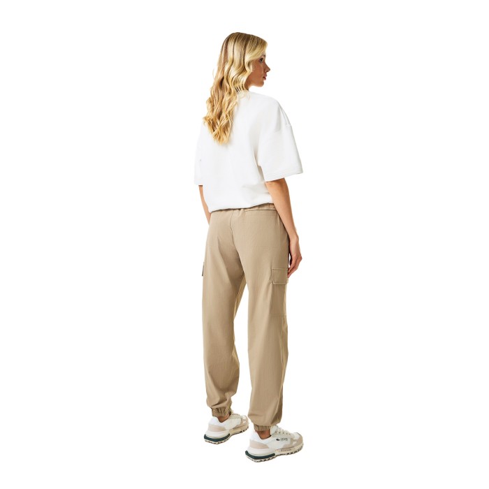 брюки chinos от бренда lacoste вид слева