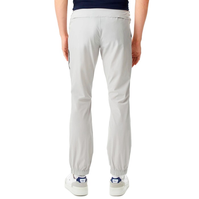 брюки chinos от бренда lacoste вид слева