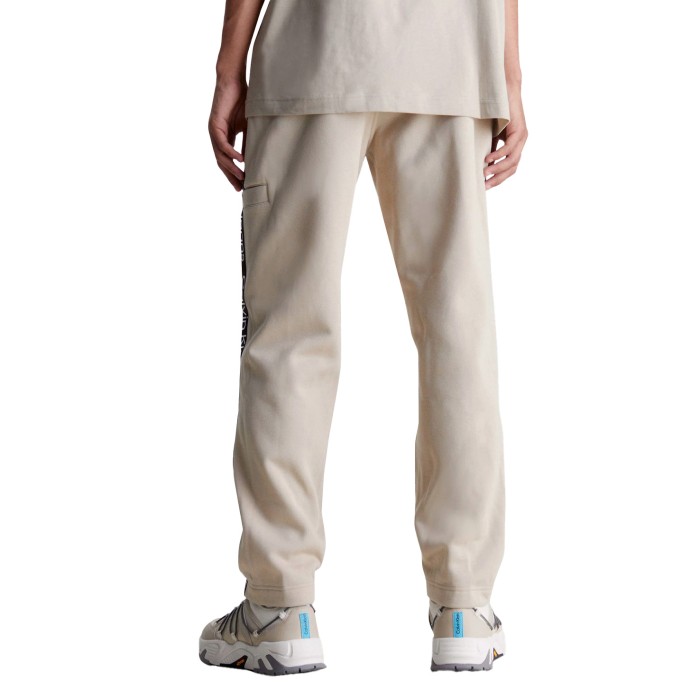 брюки cut off logo tape hw от бренда calvin klein вид слева