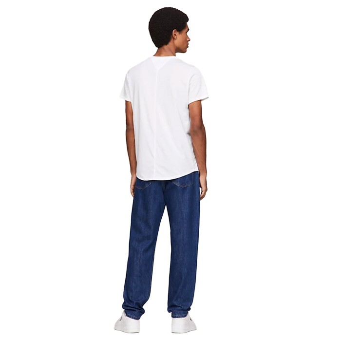 футболка classics slim fit от бренда tommy jeans вид слева