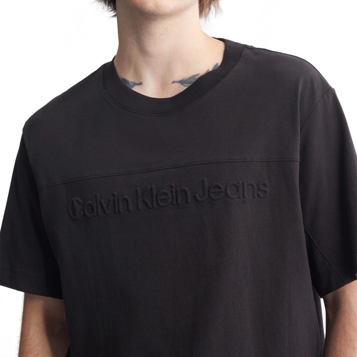 футболка embossed institutional logo relaxed tee от бренда calvin klein вид слева