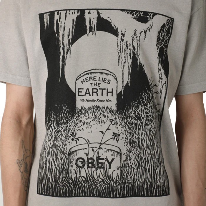 футболка here lies the earth от бренда obey вид слева