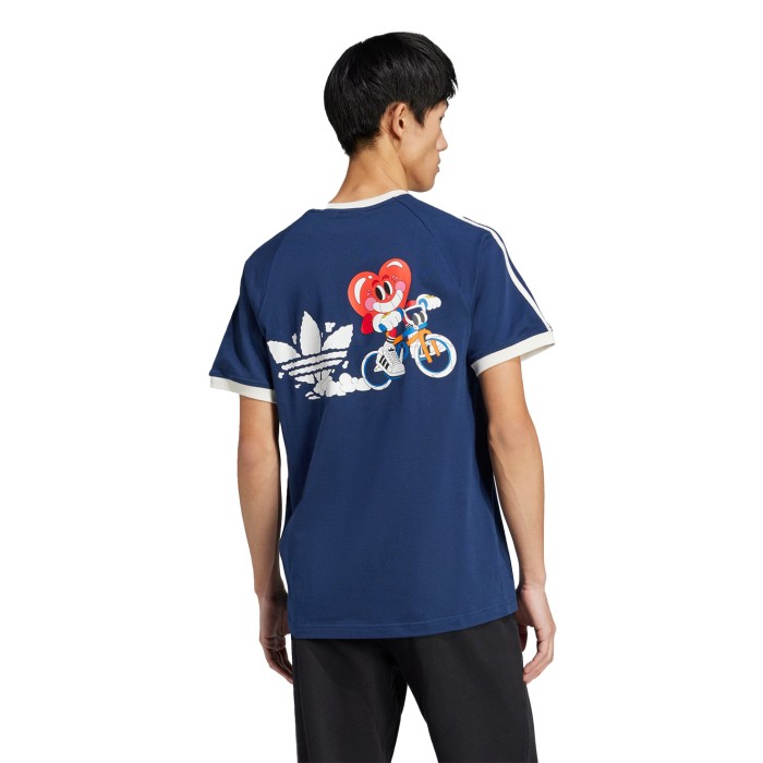 футболка q2 mbn cali tee от бренда adidas вид слева