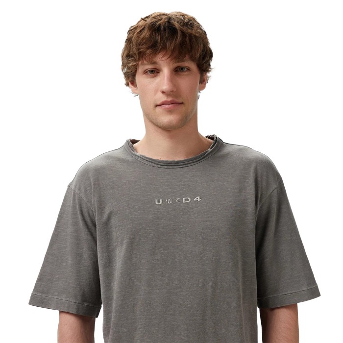 футболка t-shirt по цене 2745 руб вид справа