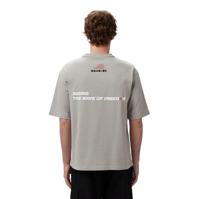футболка t-shirt от известного бренда вид слева