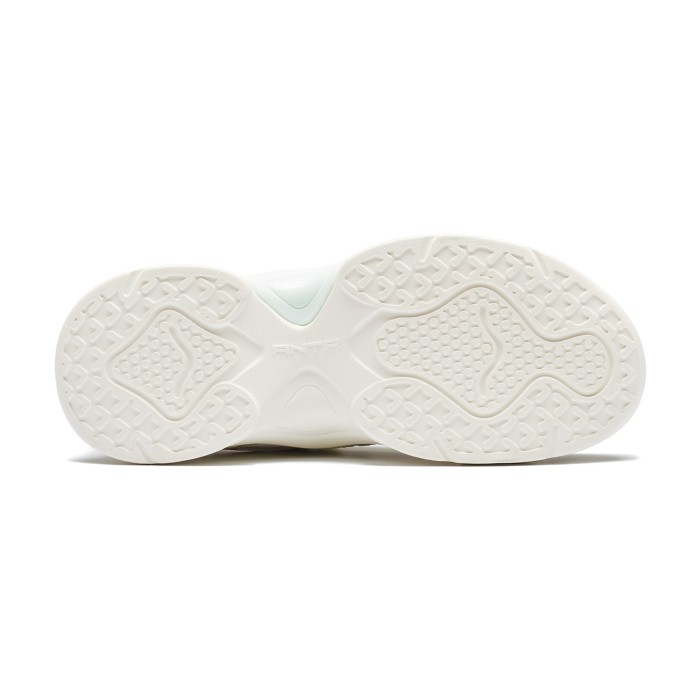 Товар бежевого цвета с внутренней стороны