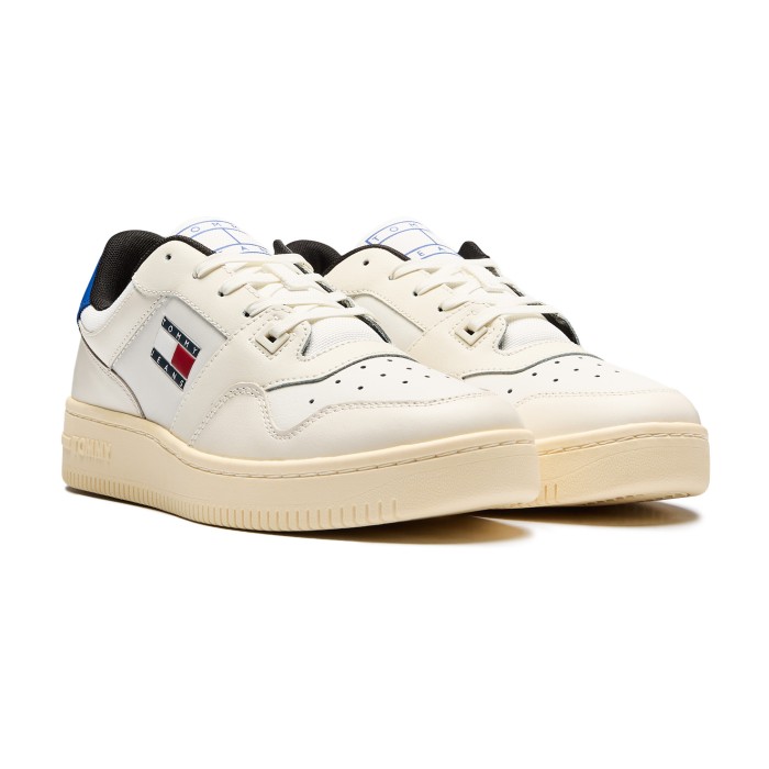 кроссовки contrast heel leather от бренда tommy jeans вид слева