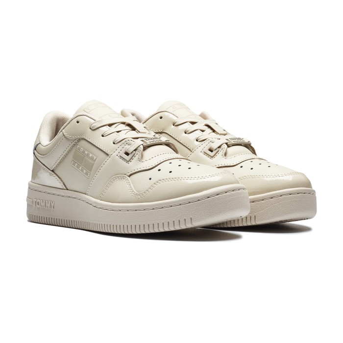 кроссовки gloss leather sneaker от бренда tommy jeans вид слева