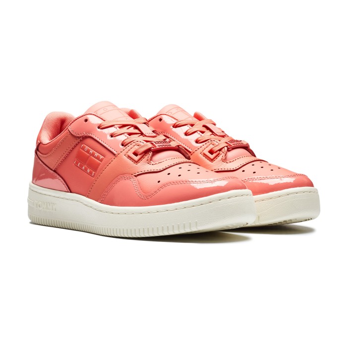 кроссовки gloss leather sneaker от бренда tommy jeans вид слева