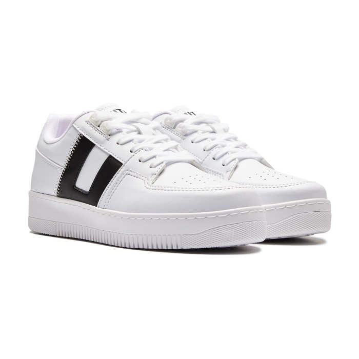 кроссовки sneakers от известного бренда вид слева