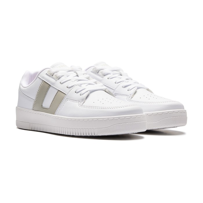 кроссовки sneakers от известного бренда вид слева
