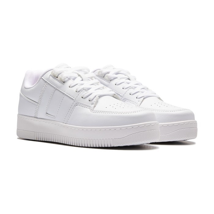 кроссовки sneakers от известного бренда вид слева