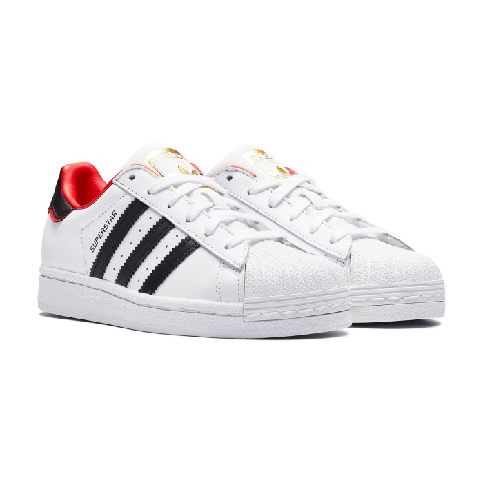 кроссовки superstar от бренда adidas вид слева