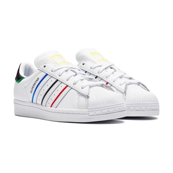 кроссовки superstar от бренда adidas вид слева