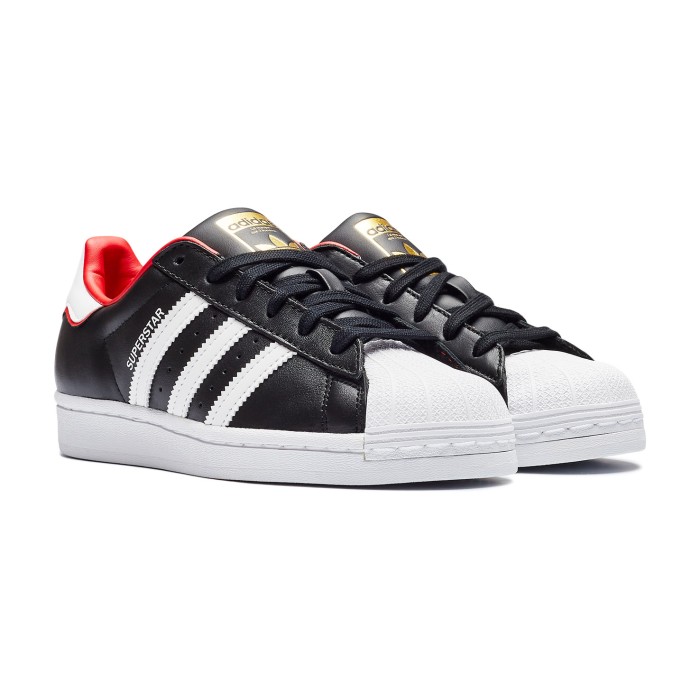кроссовки superstar от бренда adidas вид слева
