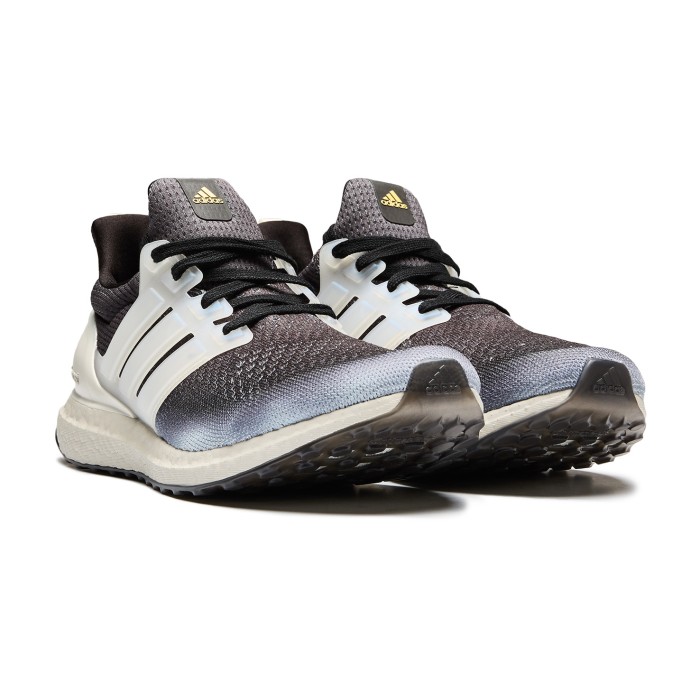 кроссовки ultraboost 1.0 от бренда adidas вид слева