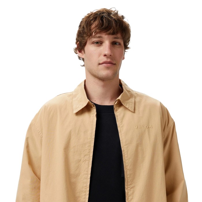куртка jackets по цене 18990 руб вид справа