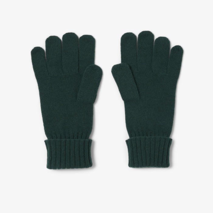 перчатки gloves от бренда lacoste вид слева