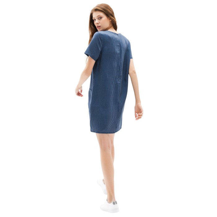 платье dress от бренда lacoste вид слева