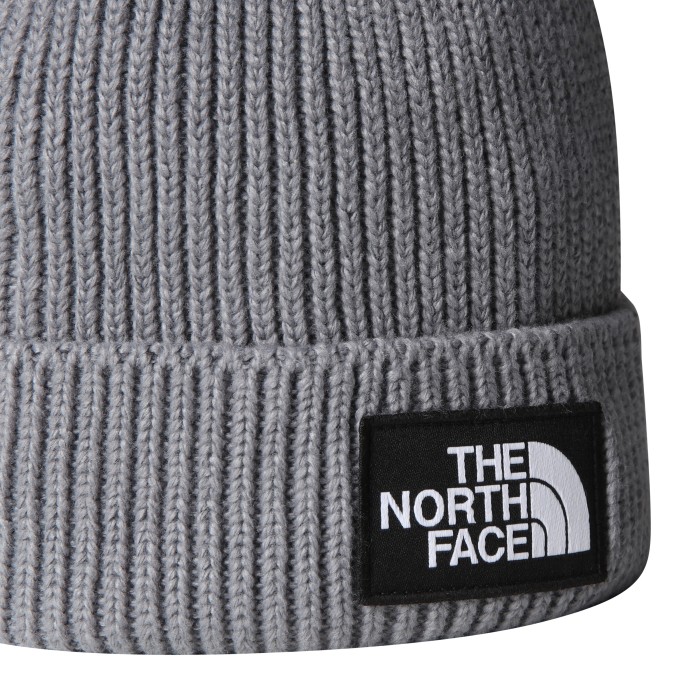 шапка tnf logo box cuffed beanie от бренда the north face вид слева