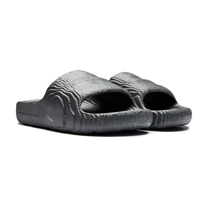 сланцы adilette 22 от бренда adidas вид слева