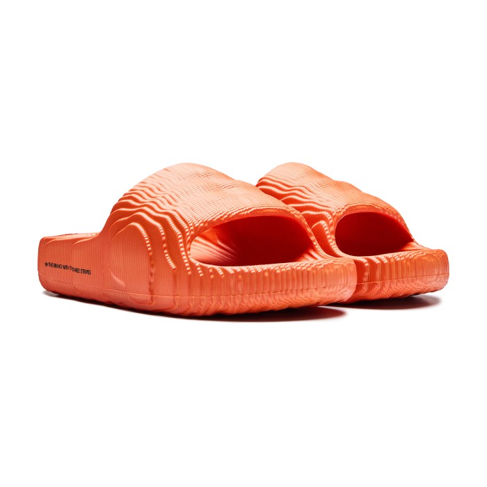 сланцы adilette 22 от бренда adidas вид слева