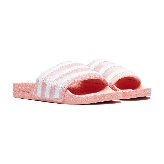сланцы adilette от бренда adidas вид слева