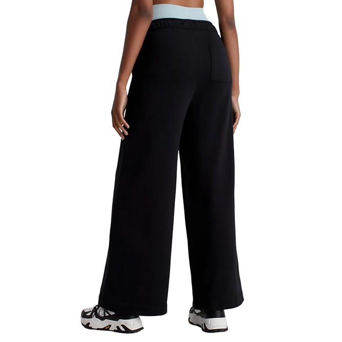 спортивные штаны relaxed wide leg joggers от бренда calvin klein вид слева